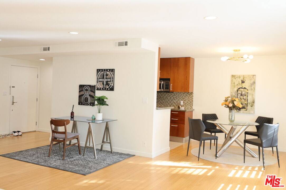 Los Angeles, CA 90005,4407 Francis Ave #201