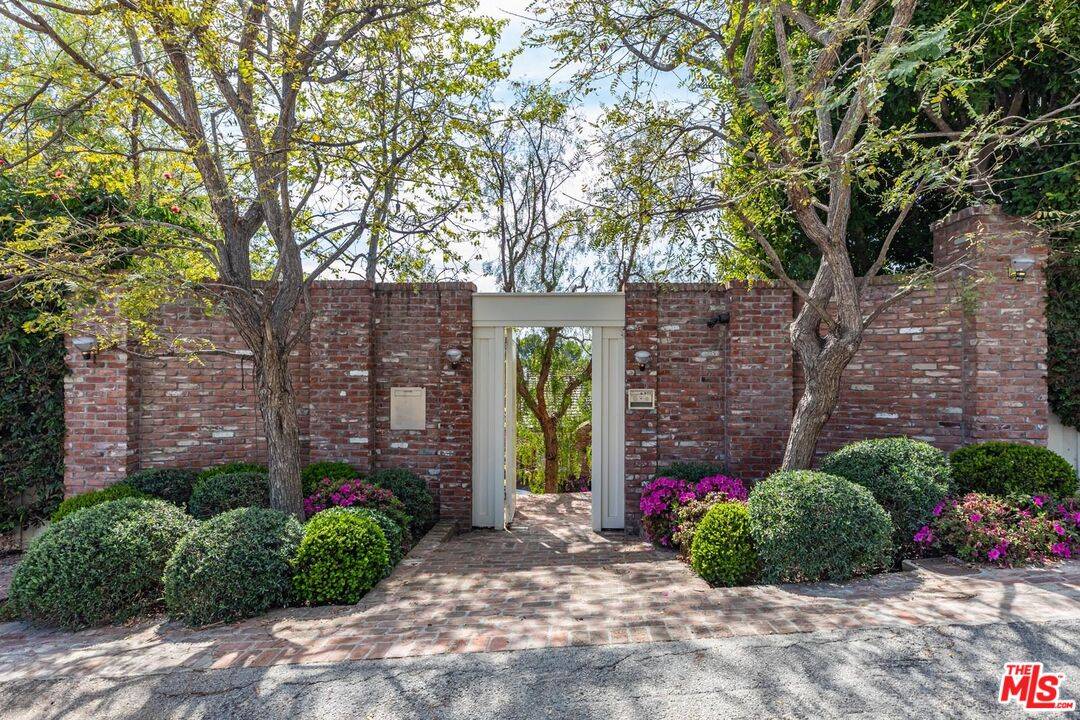 Los Angeles, CA 90049,615 N Tigertail Rd