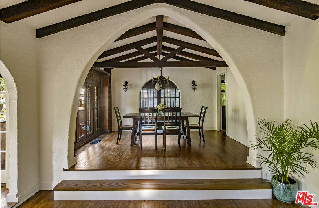 Beverly Hills, CA 90210,9850 Yoakum Dr