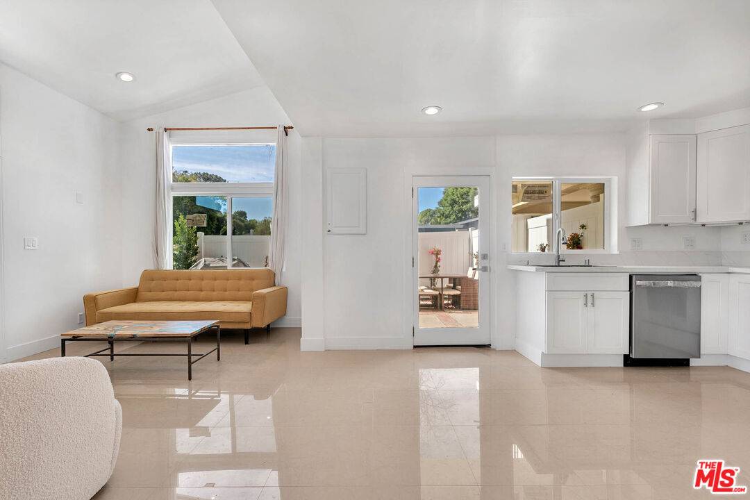 Woodland Hills, CA 91367,5892 Fairhaven Ave