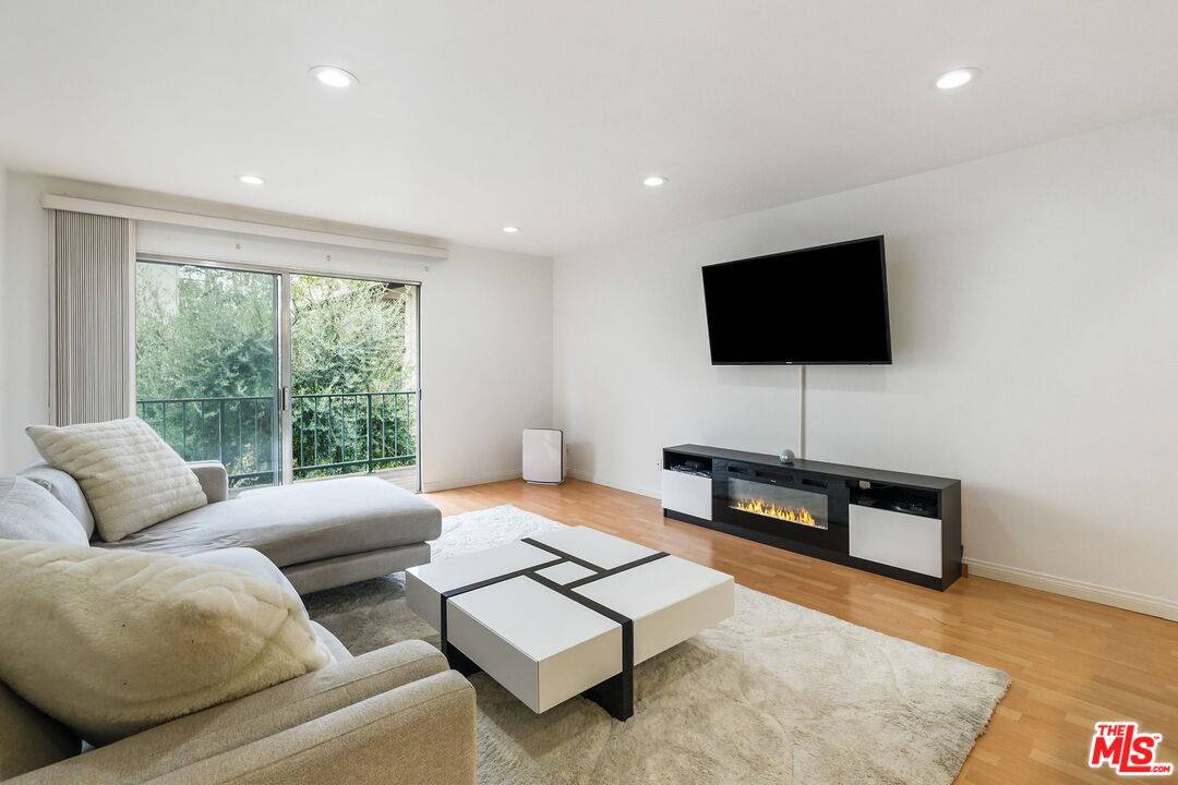 Encino, CA 91316,5460 White Oak Ave #F201