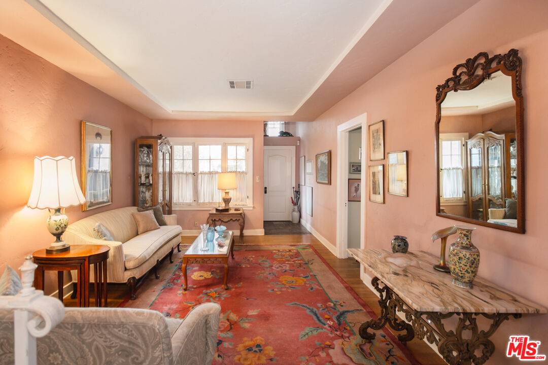 Sherman Oaks, CA 91423,13384 Contour Dr