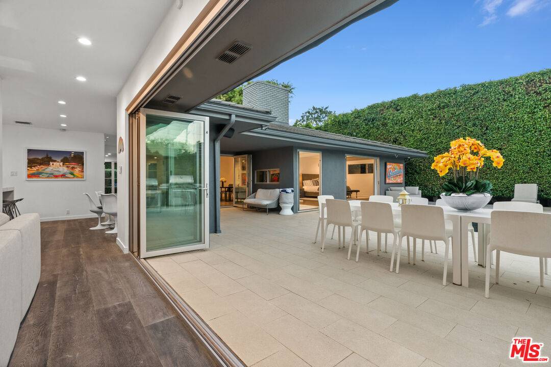 Beverly Hills, CA 90210,602 N Whittier Dr