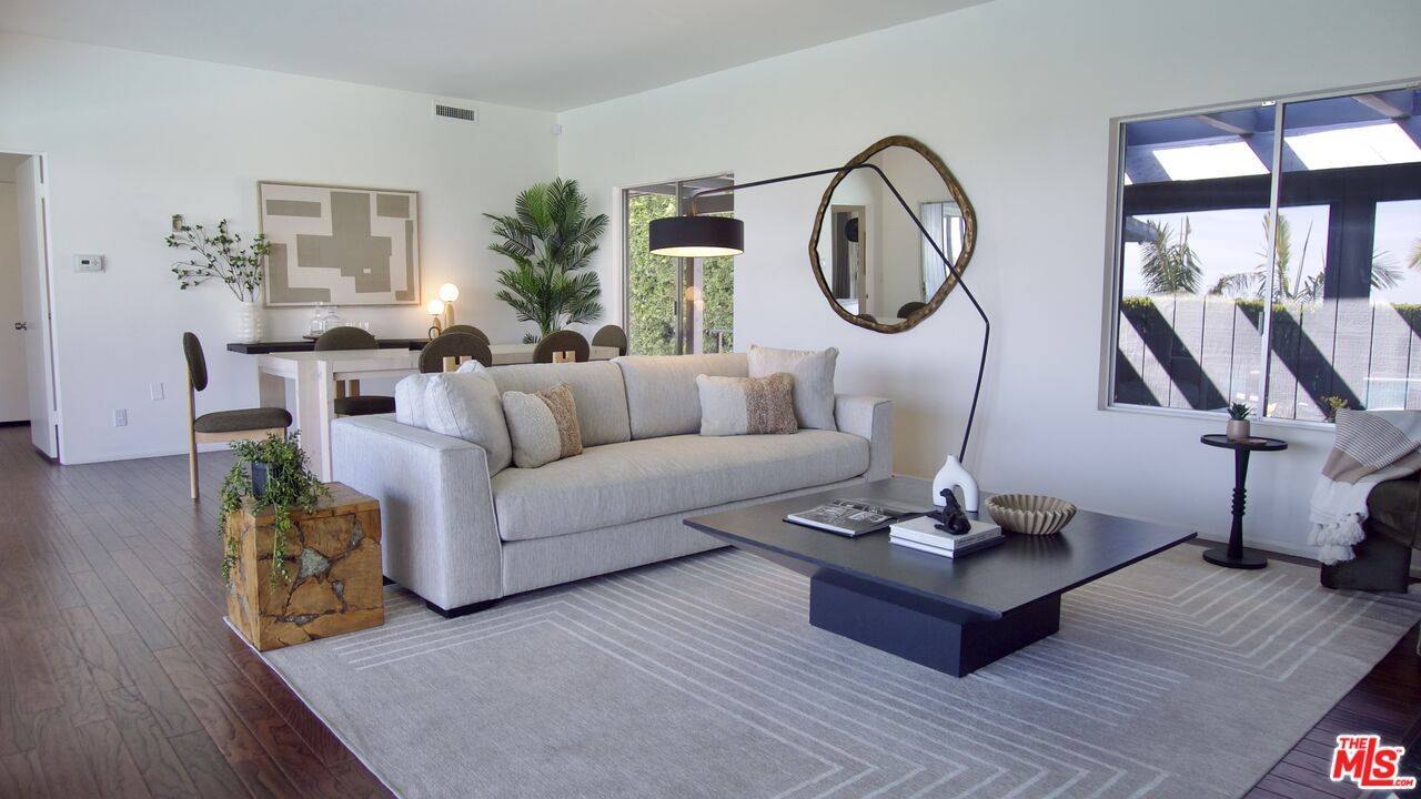 Los Angeles, CA 90069,1492 Blue Jay Way