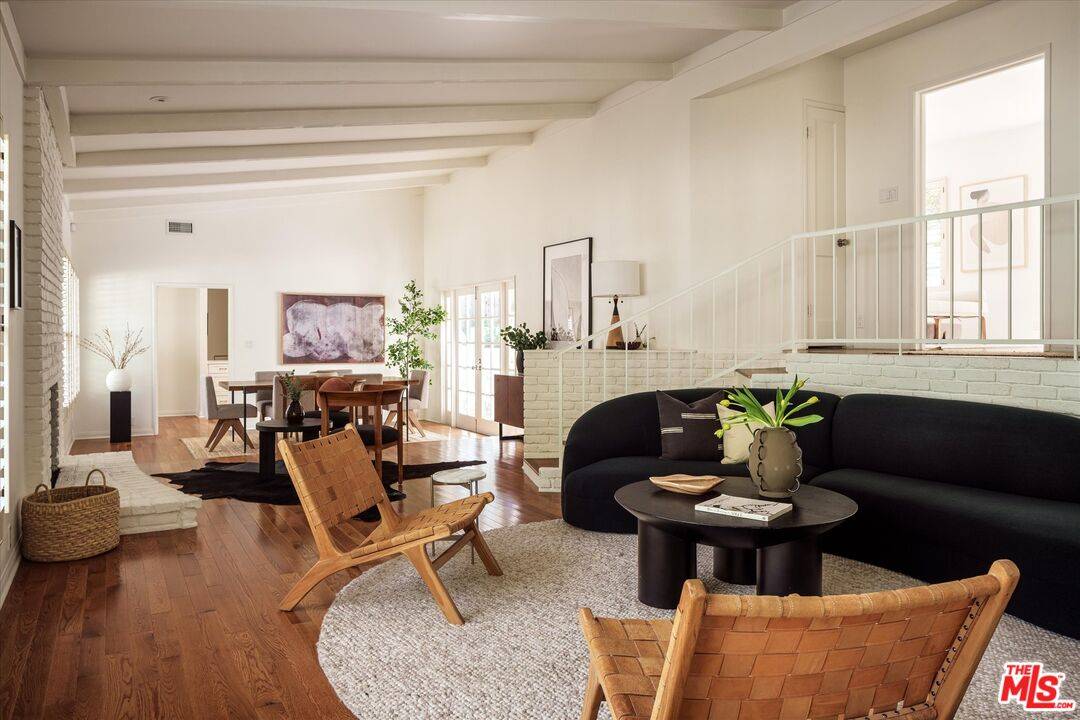 Los Angeles, CA 90068,5657 Valley Oak Dr