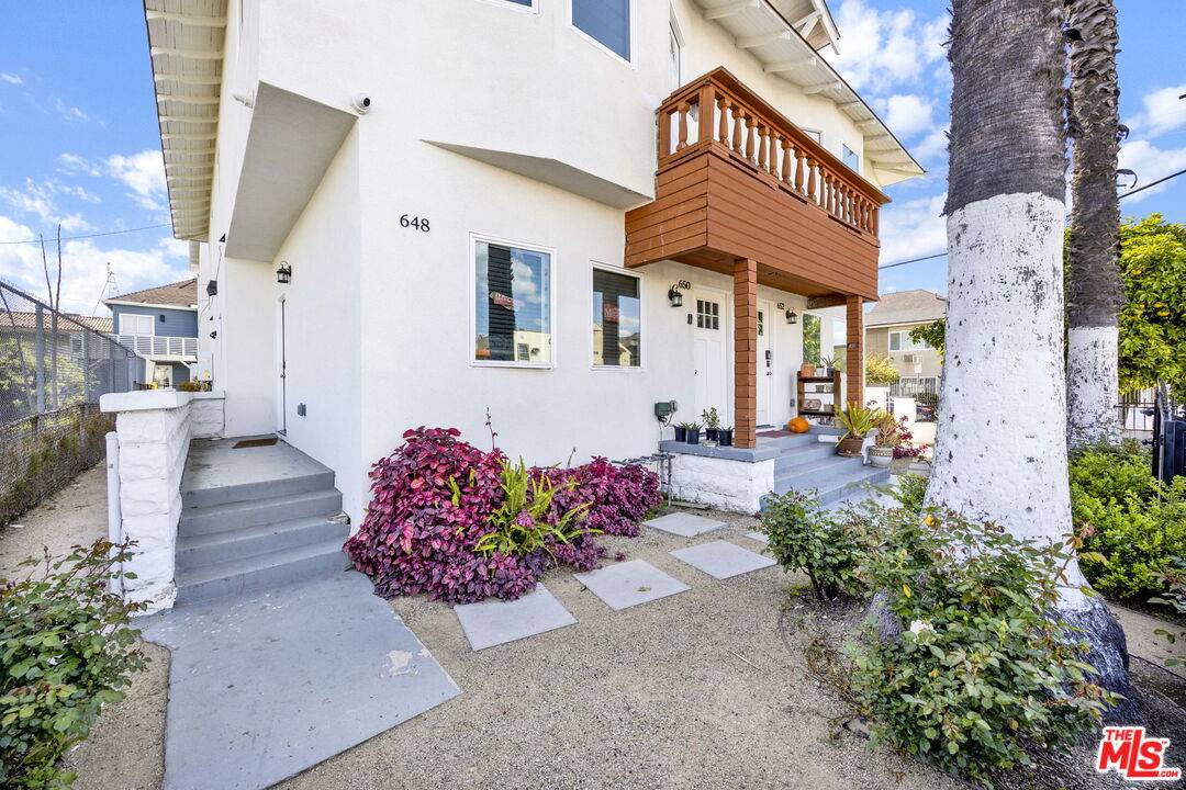 Los Angeles, CA 90007,648 W 30th St