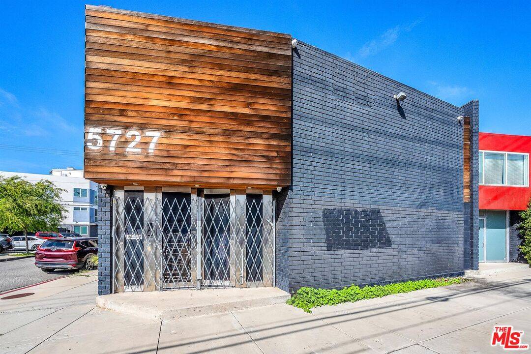 Los Angeles, CA 90016,5727 W Adams Blvd