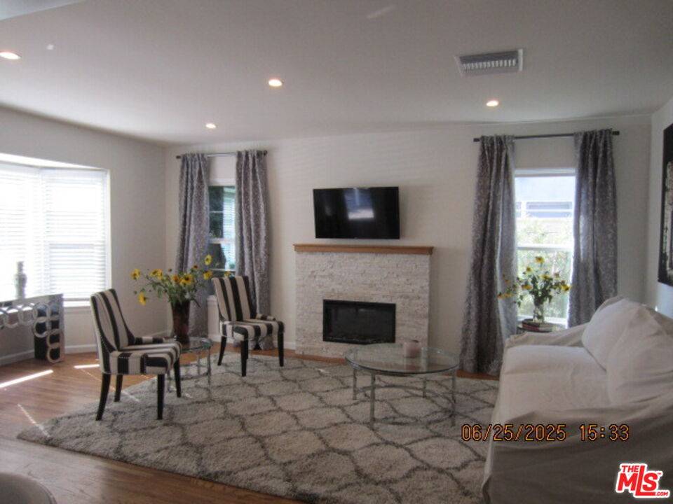 Los Angeles, CA 90039,4231 Edenhurst Ave