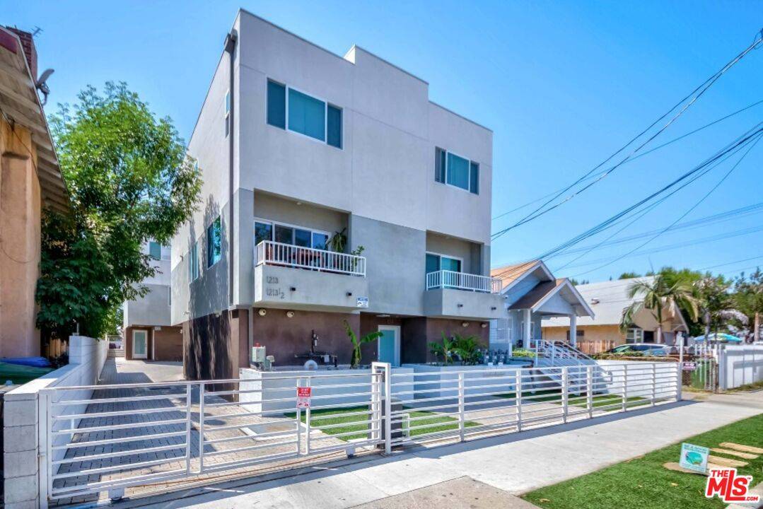 Los Angeles, CA 90006,1211 Fedora St
