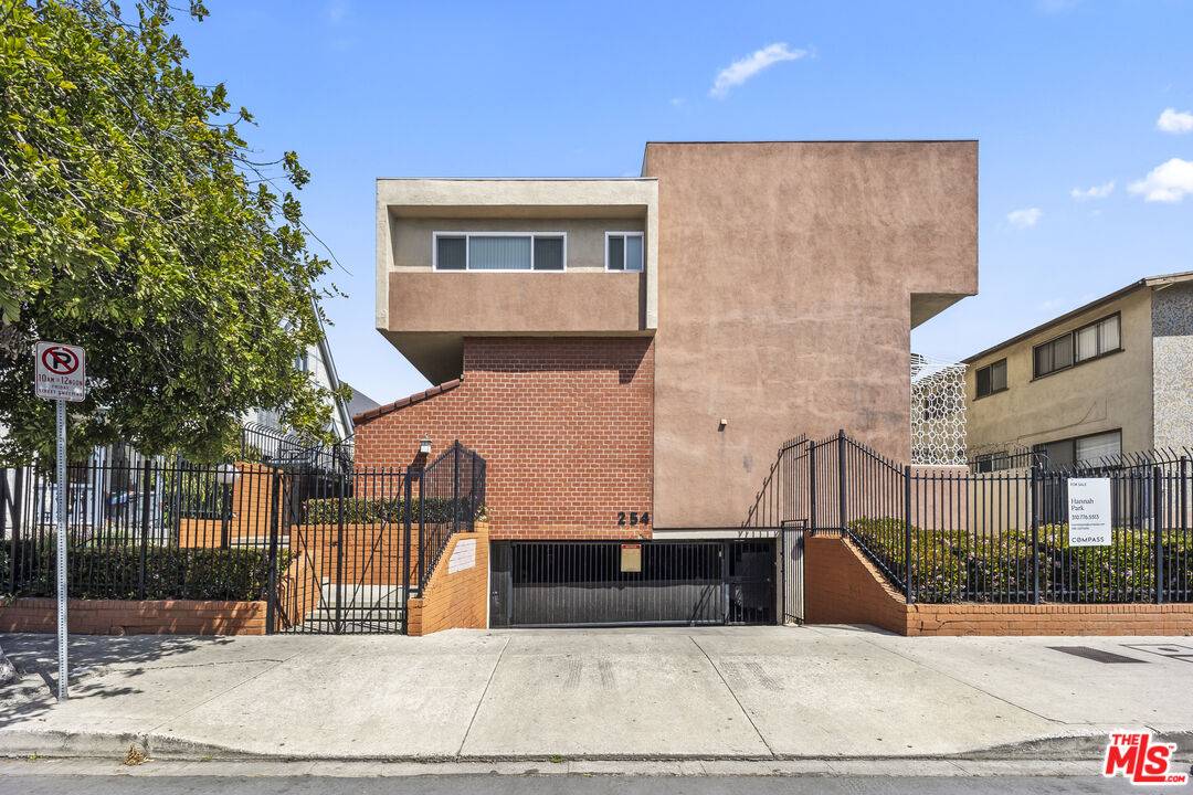Los Angeles, CA 90004,254 S Hobart Blvd #2