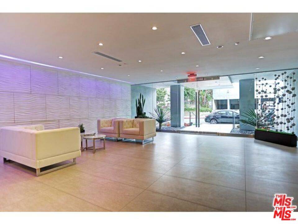Los Angeles, CA 90049,11657 Chenault St #104 -105