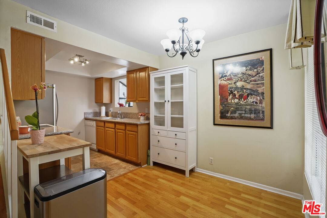 Tarzana, CA 91356,18411 Hatteras St #102