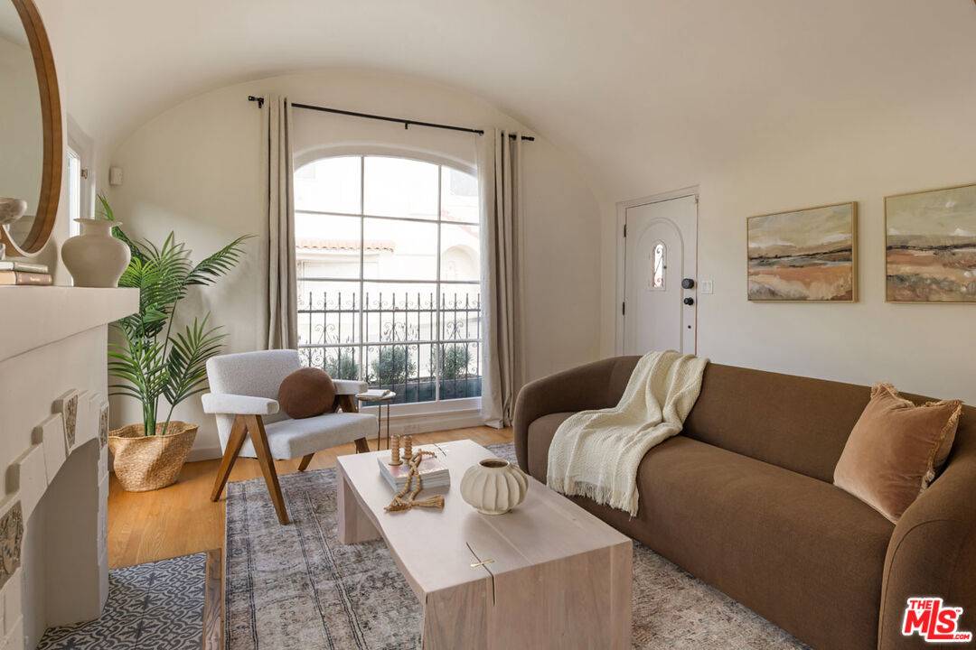 Los Angeles, CA 90026,3308 Hamilton Way
