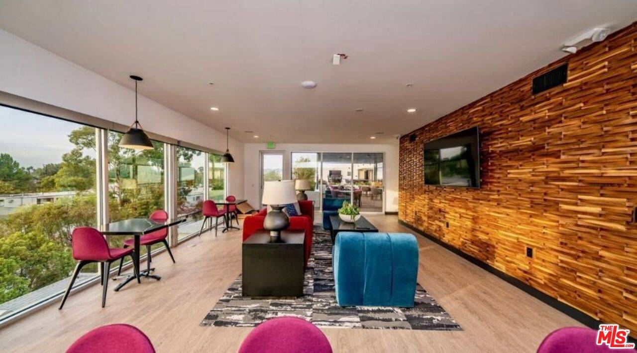 Los Angeles, CA 91602,11036 Moorpark St #220