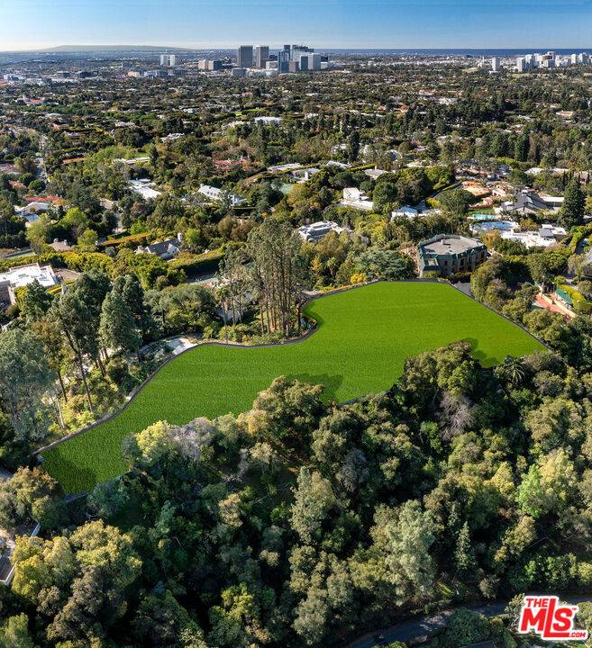 Beverly Hills, CA 90210,1005 N Alpine Dr