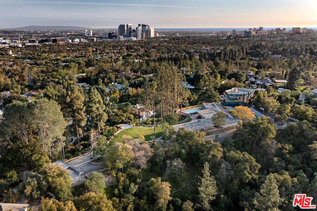 Beverly Hills, CA 90210,1005 N Alpine Dr