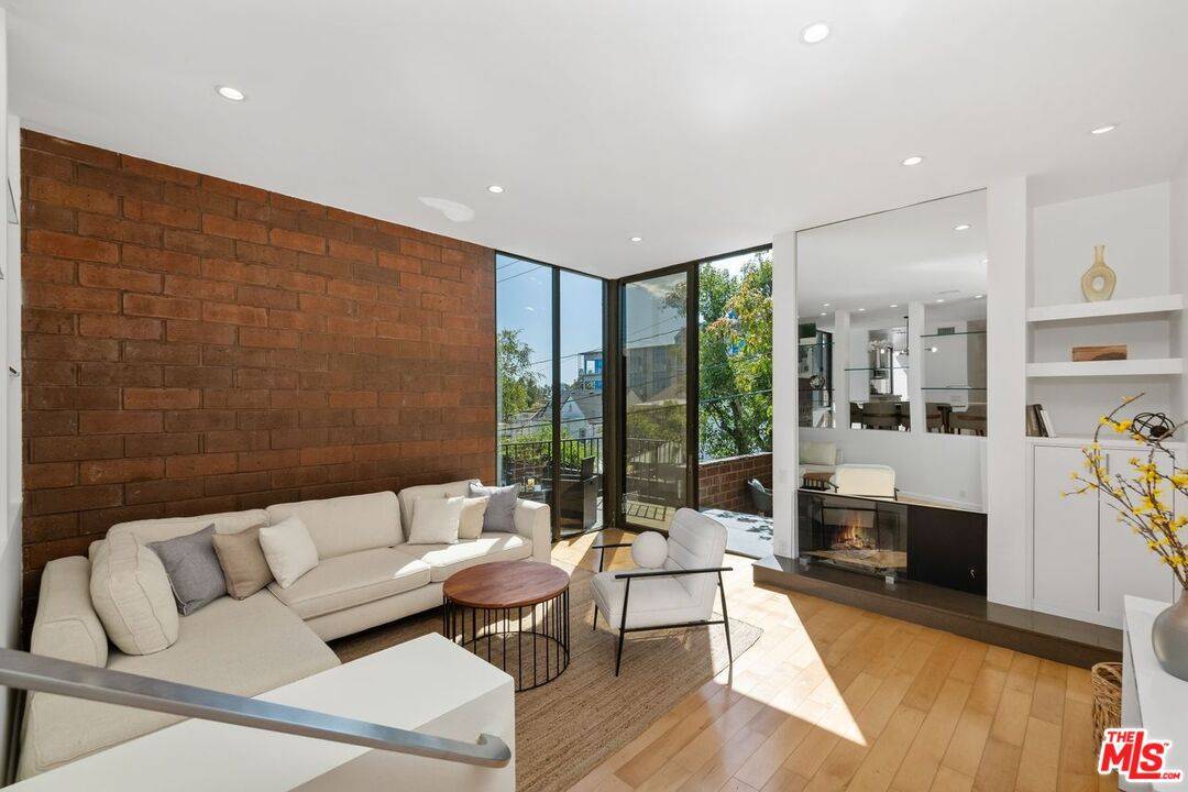 West Hollywood, CA 90069,1033 Carol Dr #101