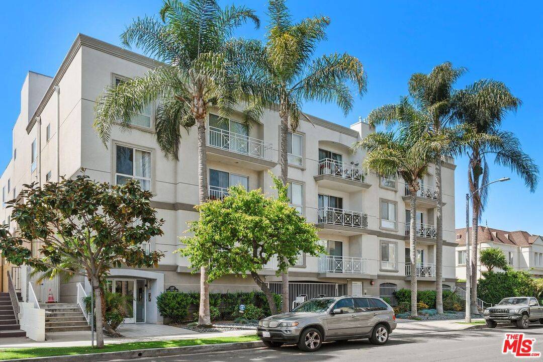 West Hollywood, CA 90048,117 S Clark Dr #102