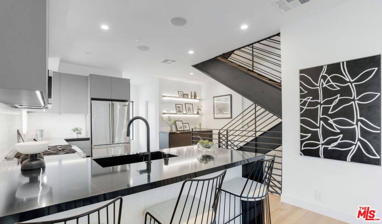 Los Angeles, CA 90016,5630 W Murray Ln
