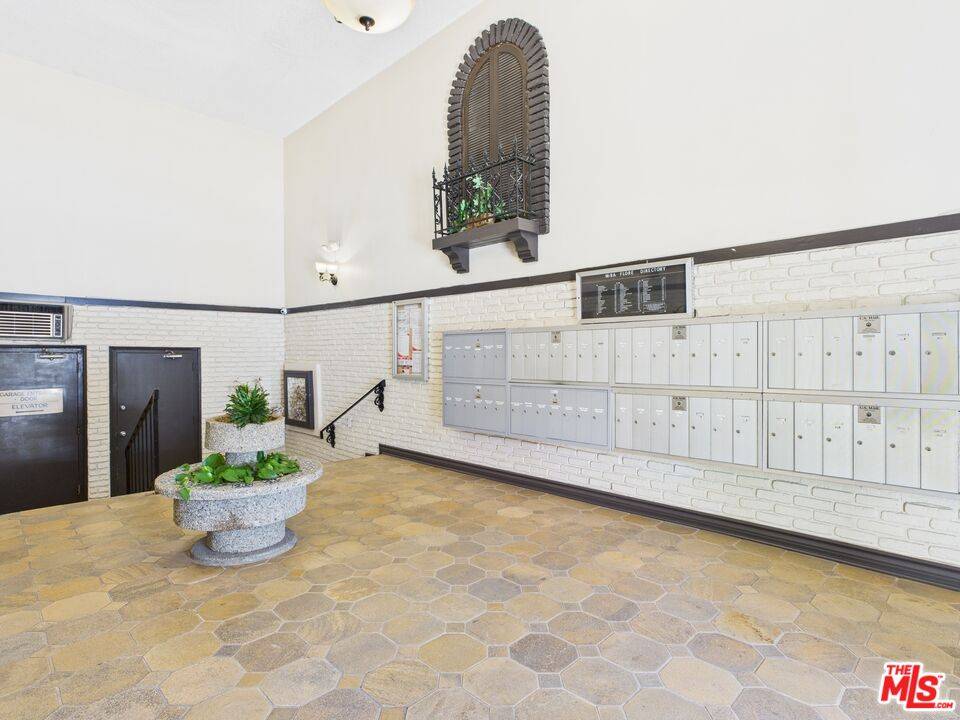 Encino, CA 91316,5454 Zelzah Ave #302