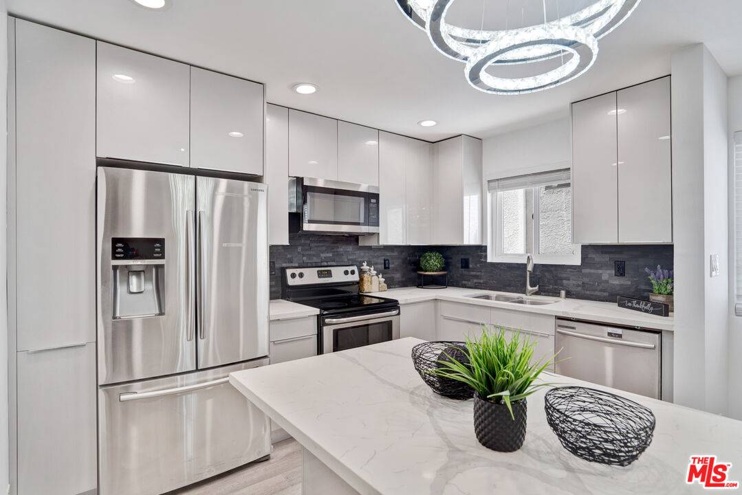 Los Angeles, CA 90024,10614 Eastborne Ave #203