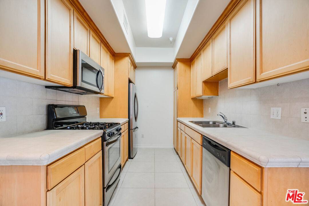 Los Angeles, CA 90034,3328 Oakhurst Ave #205