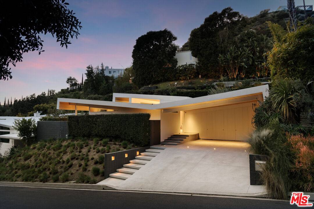 Los Angeles, CA 90069,1549 Rising Glen Rd