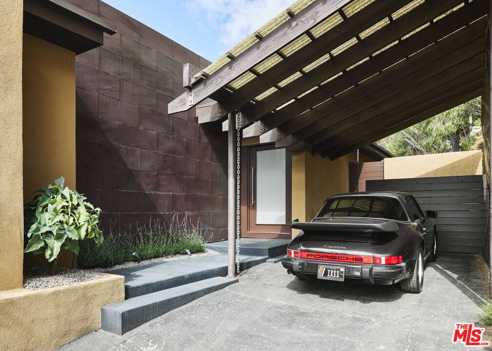 Los Angeles, CA 90046,8715 Skyline Dr