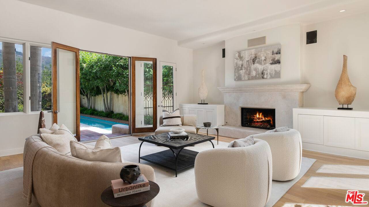 Malibu, CA 90265,23349 Malibu Colony Rd #109a