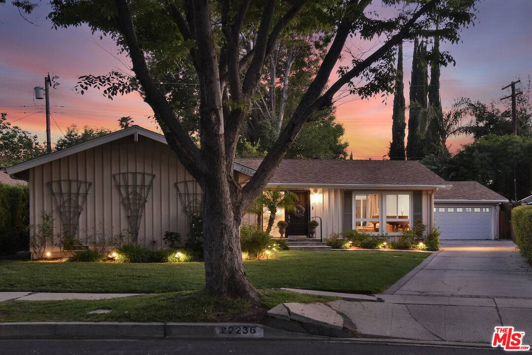 Woodland Hills, CA 91303,22236 Archwood St