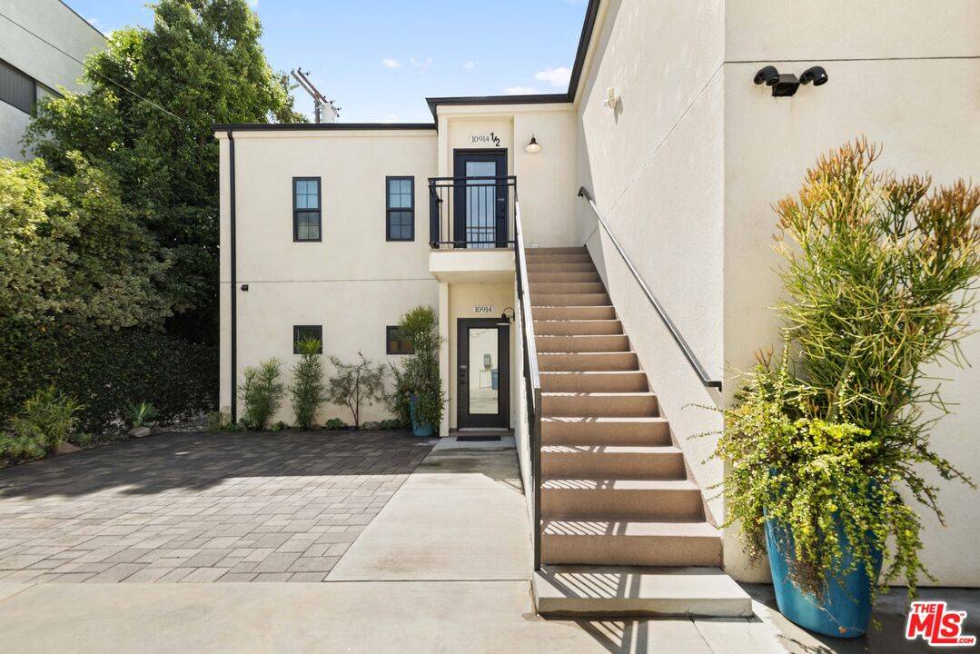 North Hollywood, CA 91602,10912 Landale St
