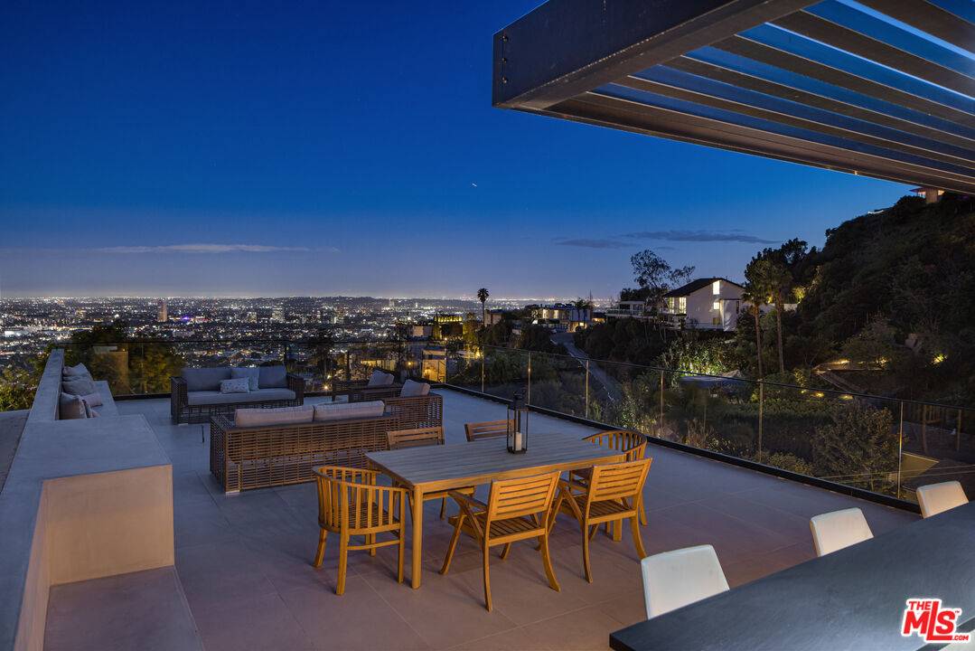 Los Angeles, CA 90069,1626 N Kings Rd
