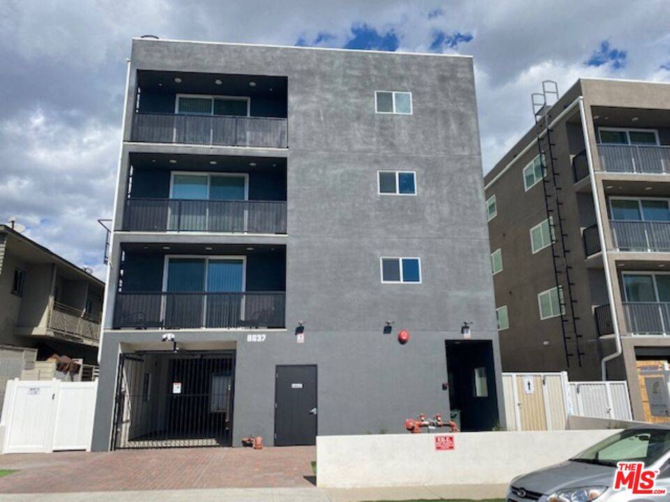 Los Angeles, CA 90034,8637 OLIN ST #1