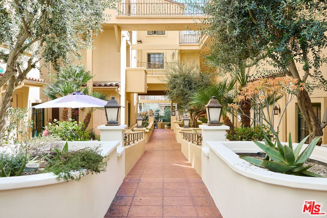 West Hollywood, CA 90069,851 N San Vicente Blvd #205