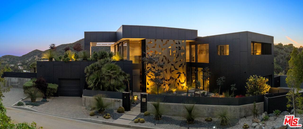 Beverly Hills, CA 90210,2341 Gloaming Way