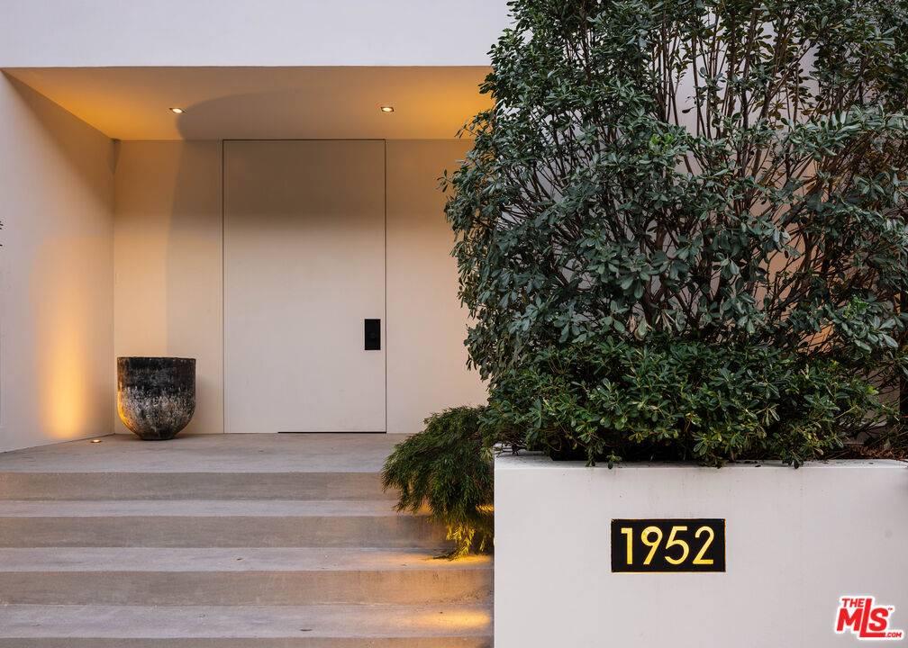 Beverly Hills, CA 90210,1952 N Beverly Dr
