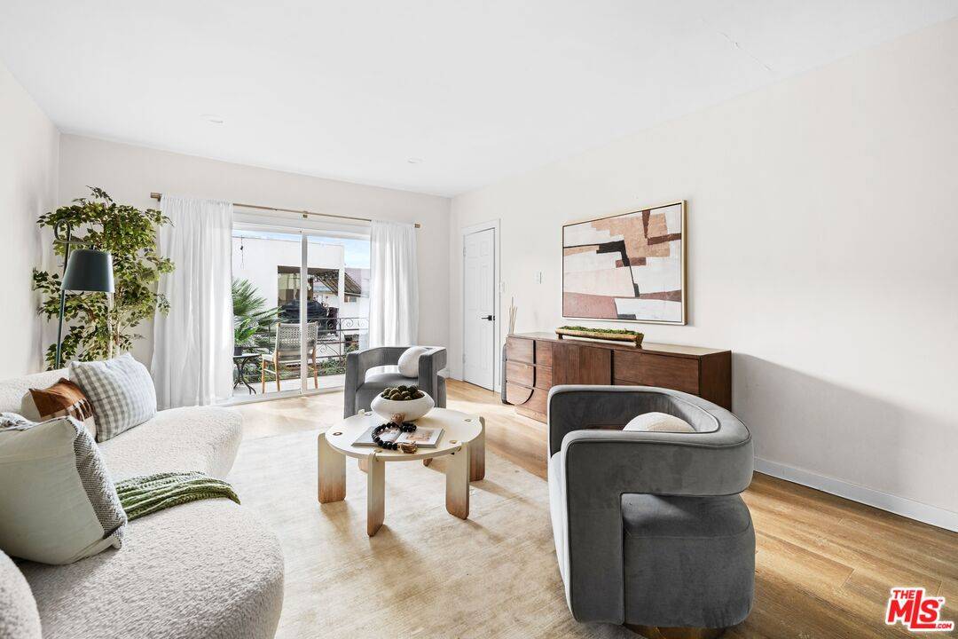 Los Angeles, CA 90027,1600 N Hobart Blvd #11
