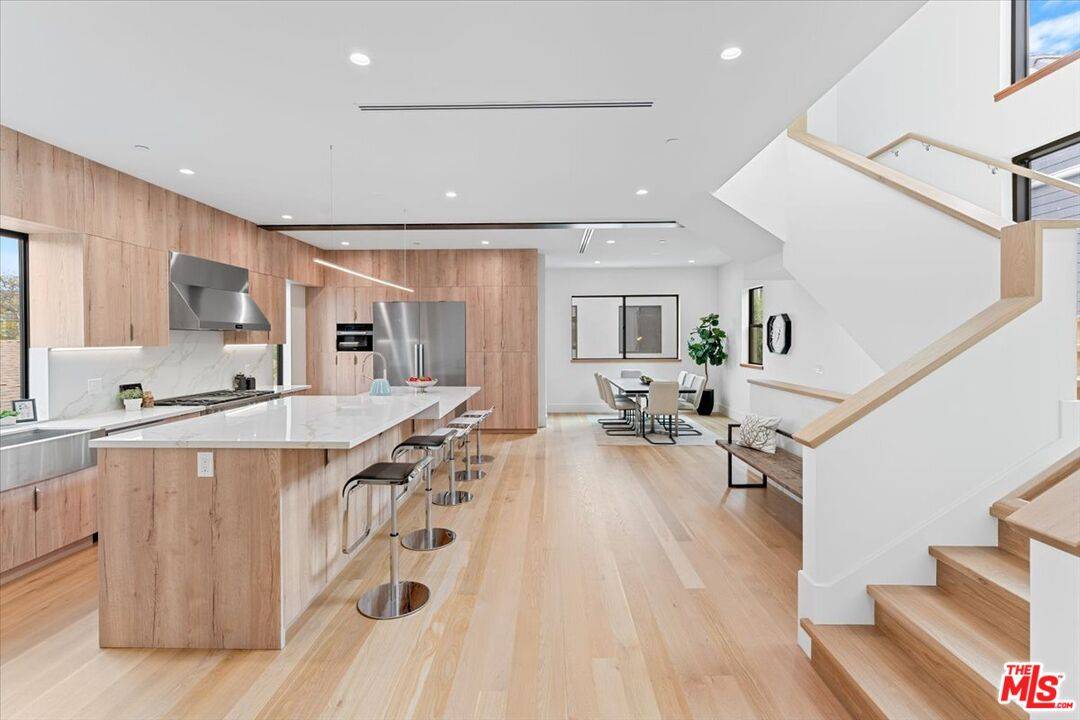 Los Angeles, CA 90025,2108 Barry Ave