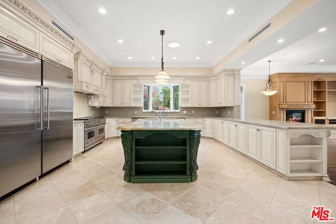 Woodland Hills, CA 91367,23334 Ostronic Dr