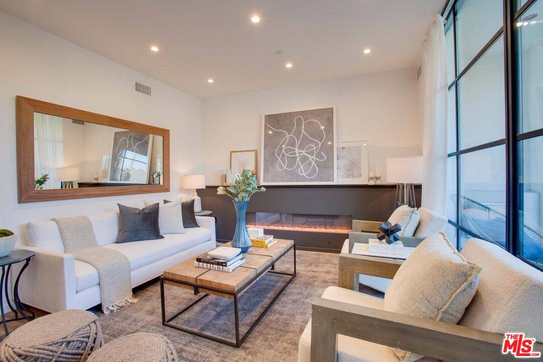 Los Angeles, CA 90028,1256 N Las Palmas Ave #8