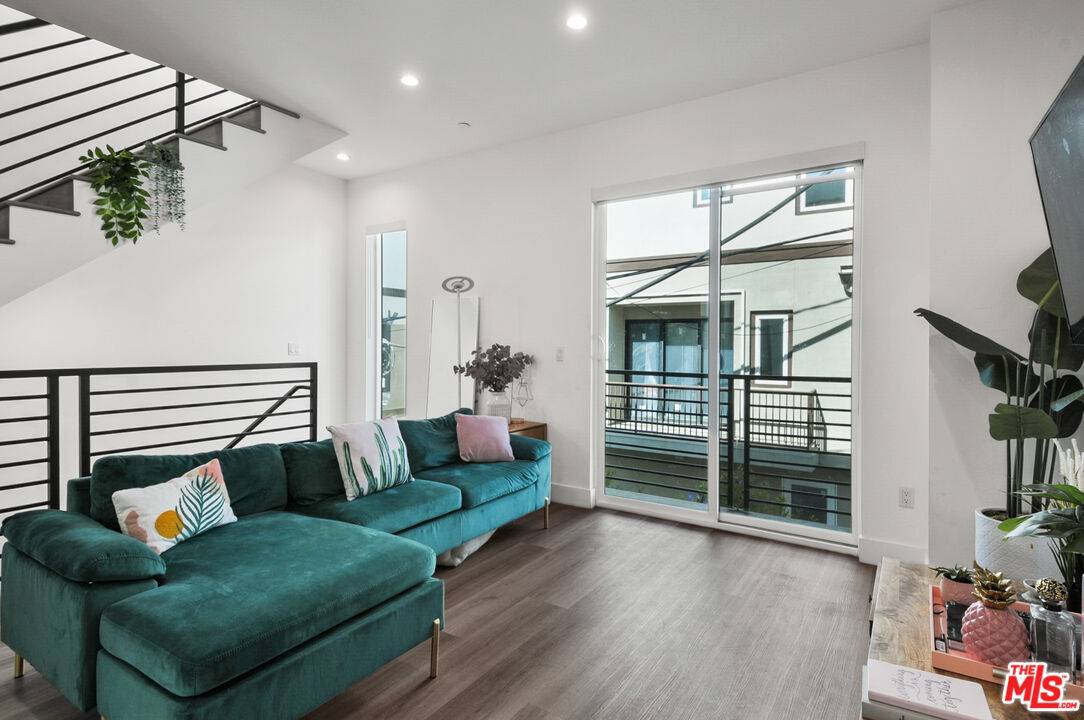 Los Angeles, CA 90038,1255 N Gower St #3/4