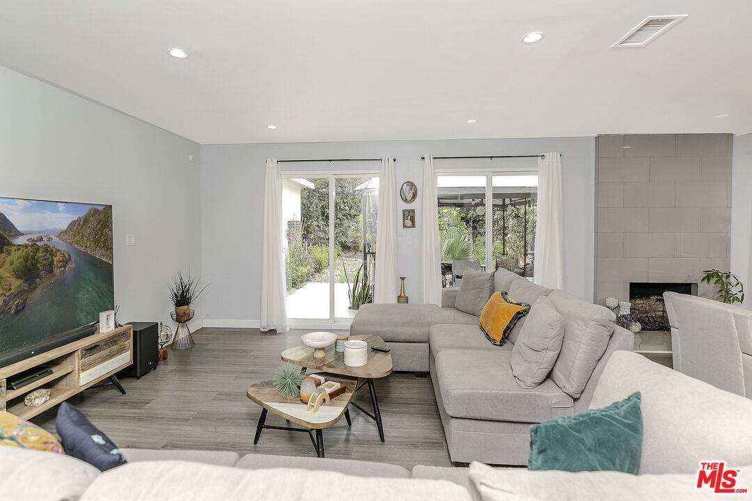 Canoga Park, CA 91303,22229 Covello St