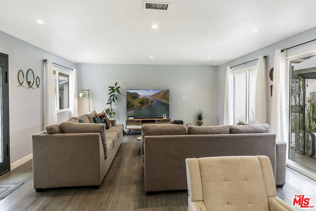 Canoga Park, CA 91303,22229 Covello St