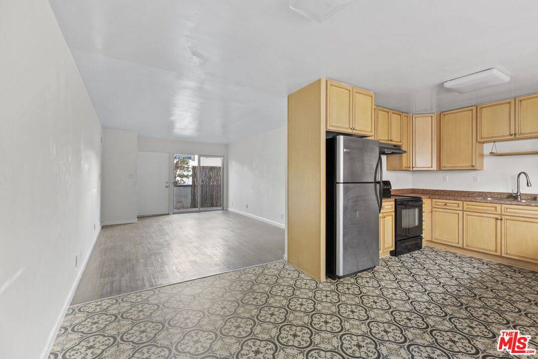 Los Angeles, CA 90025,1233 BARRY AVE #205