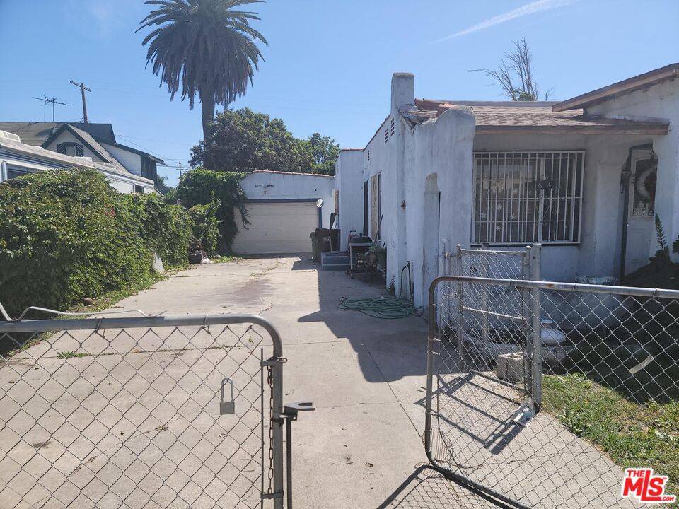 Compton, CA 90220,614 W Poplar St