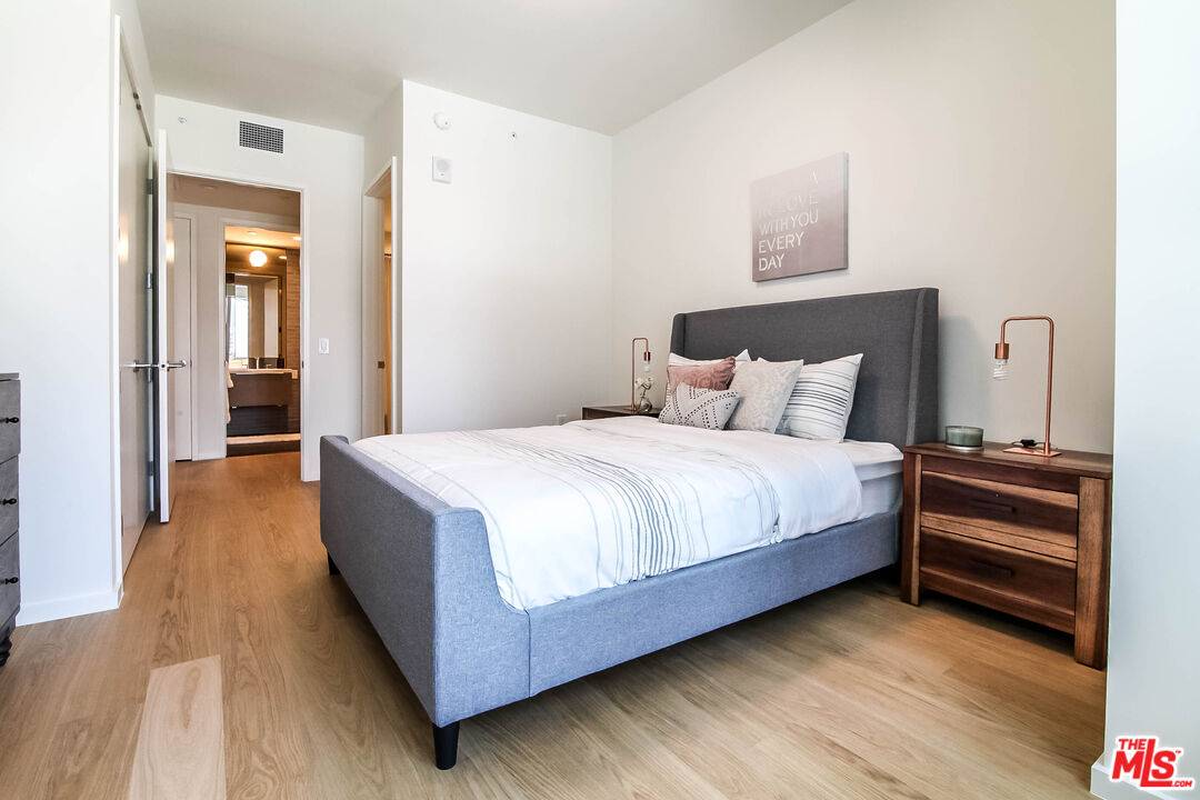 Los Angeles, CA 90017,889 FRANCISCO ST #911