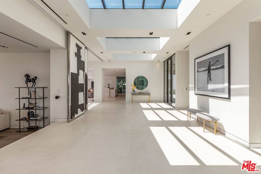 Beverly Hills, CA 90210,1012 N Hillcrest Rd