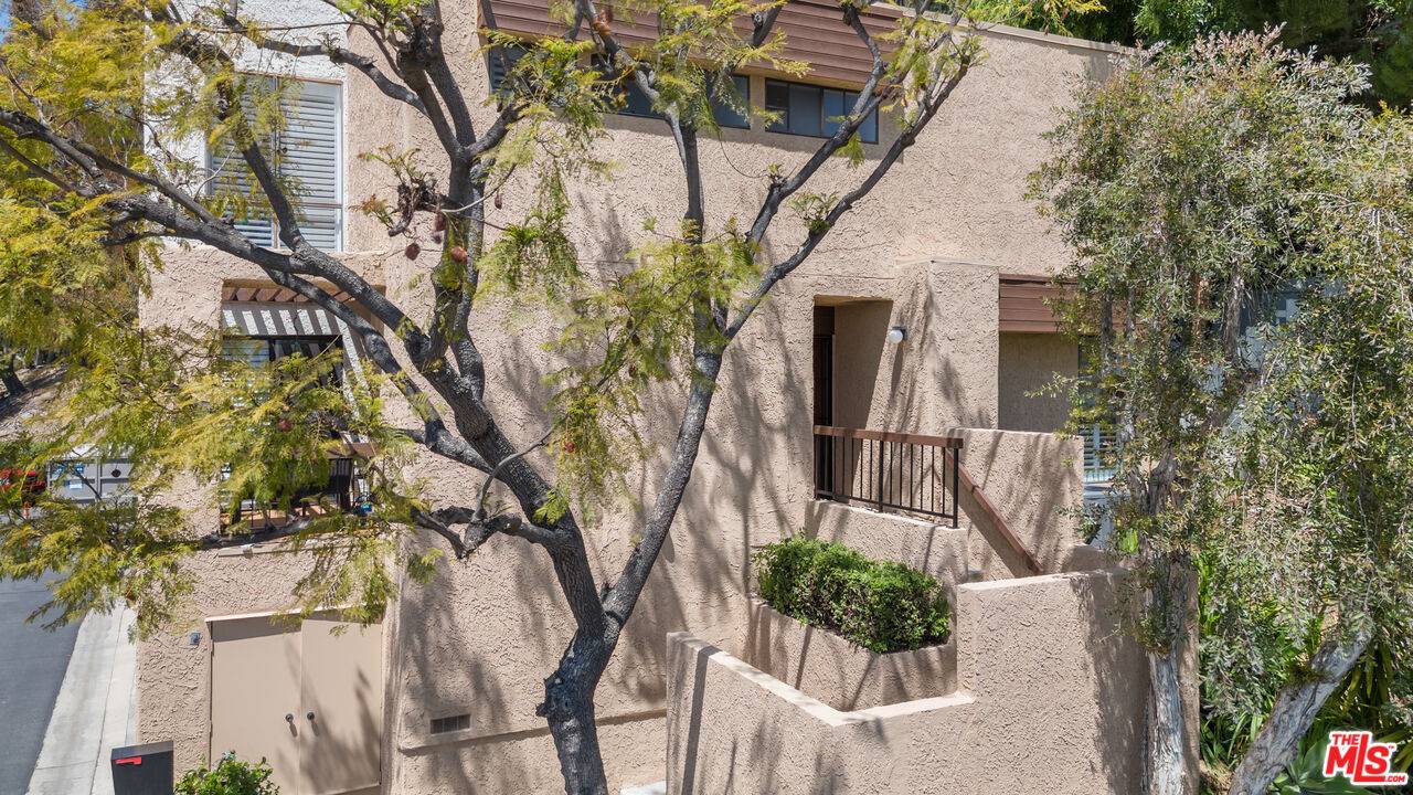 Los Angeles, CA 90042,712 Vallejo Villas