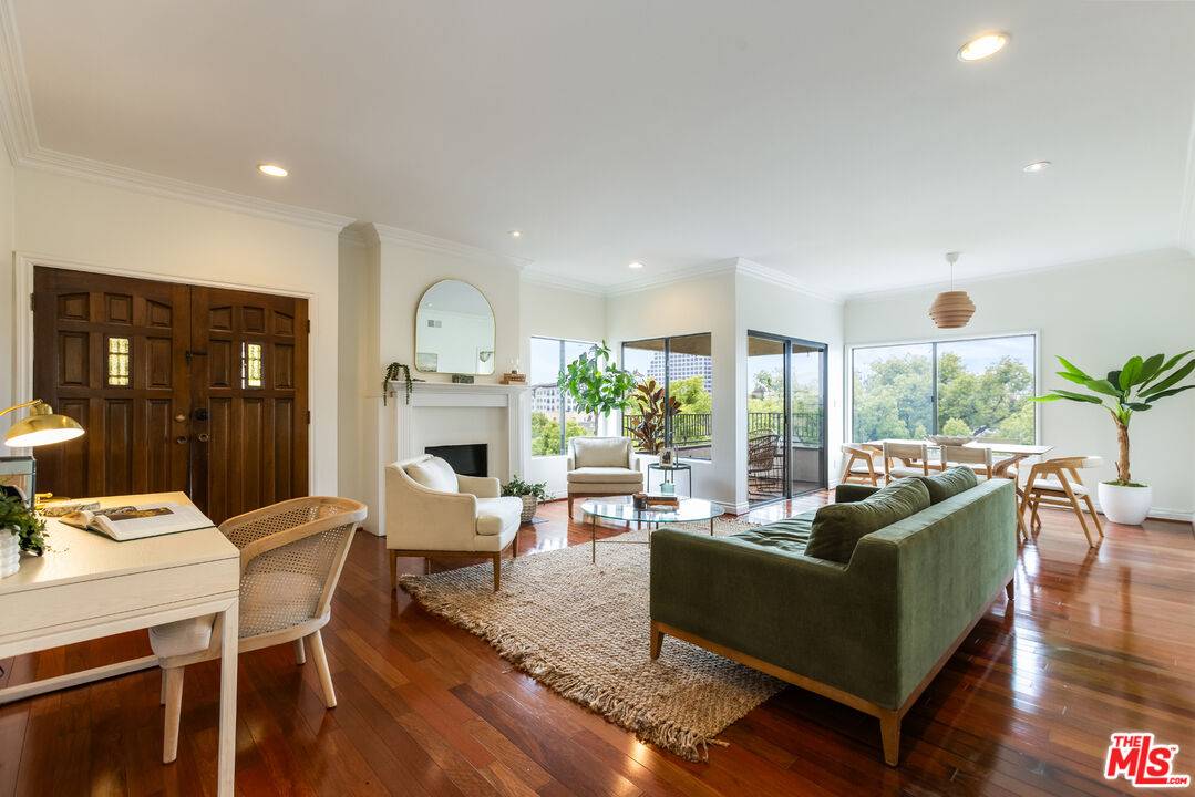 Glendale, CA 91206,234 N Kenwood St #301