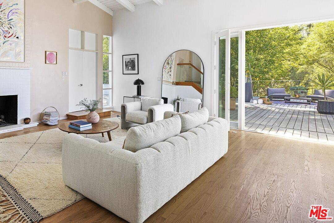 Los Angeles, CA 90068,3820 Broadlawn Dr